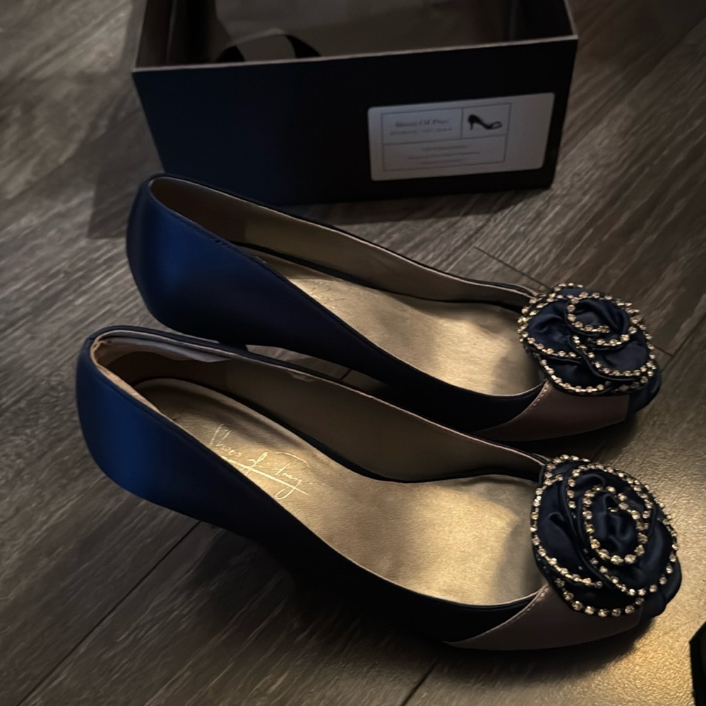 Near-Mint Pumps